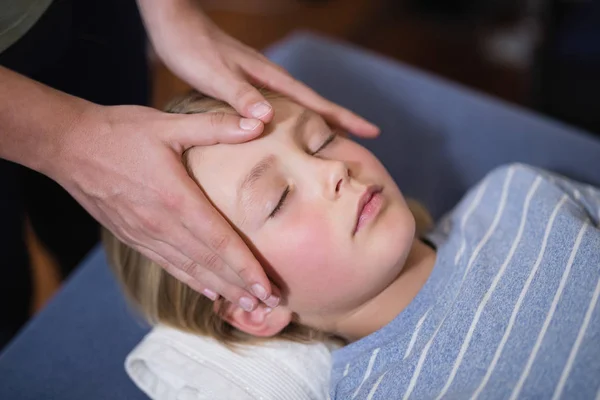 Menino recebendo massagem na cabeça — Fotografia de Stock