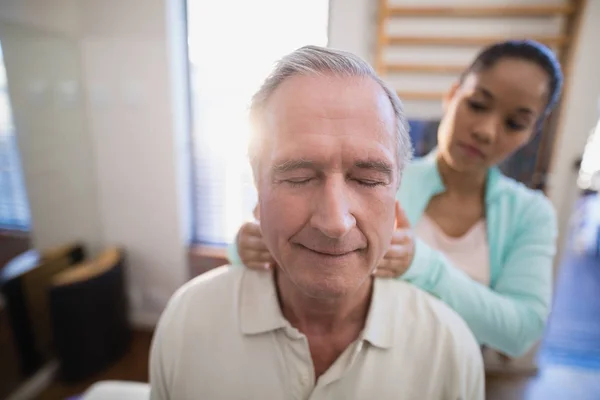 Patient erhält Nackenmassage — Stockfoto