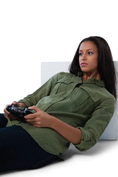 Mulher atenciosa jogando videogames — Fotografia de Stock