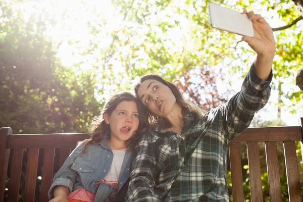 Kvinnan tar selfie med dotter — Stockfoto