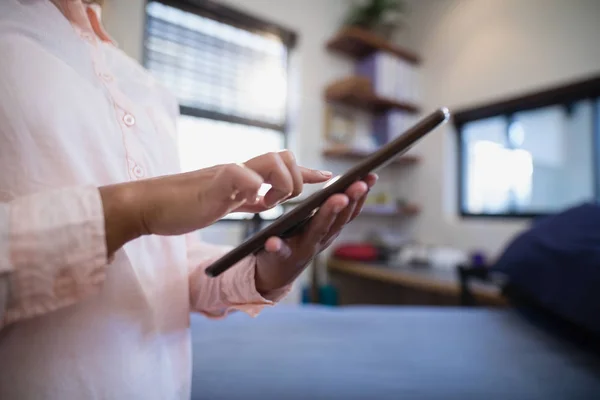 Médecin utilisant une tablette numérique — Photo