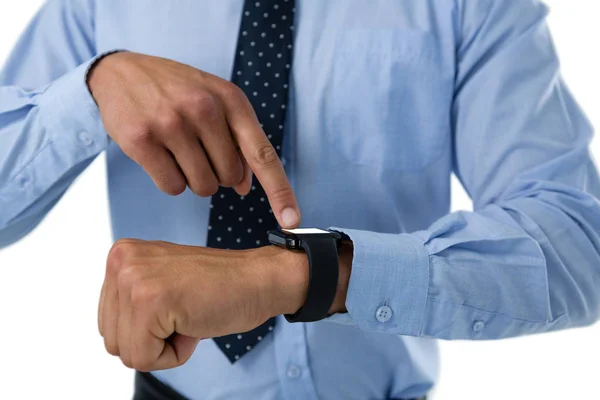 Uomo d'affari utilizzando smartwatch — Foto Stock