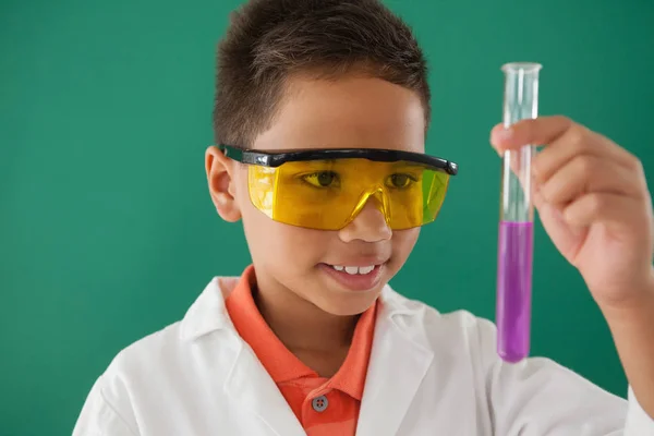 Schooljongen experimenteren met schip — Stockfoto