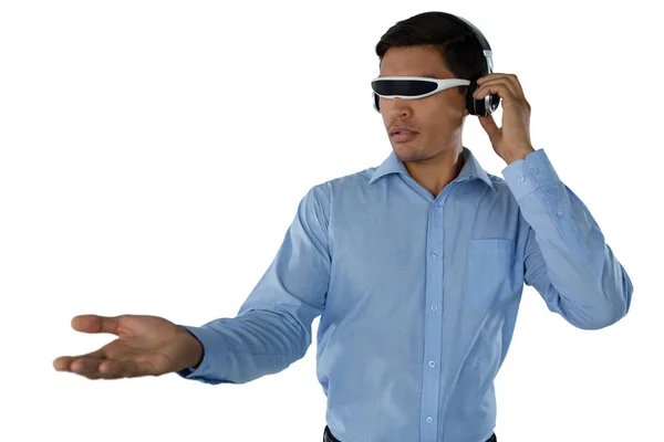 Hombre de negocios usando gafas inteligentes — Foto de Stock