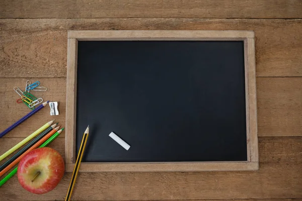 Slate with crayon and apple — Stock Photo, Image