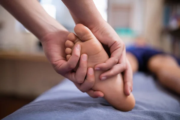 Garçon recevant massage des pieds — Photo