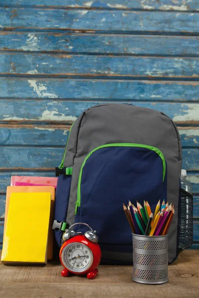 Reisetasche mit Büchern und Stifthalter — Stockfoto