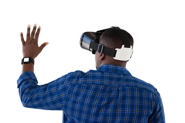 Homem usando fone de ouvido de realidade virtual — Fotografia de Stock