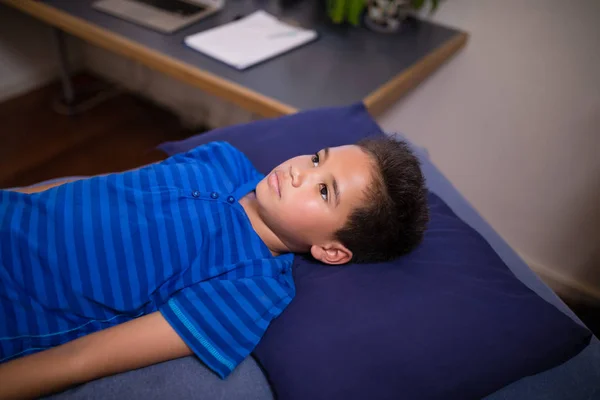 Pojke liggande på sängen på vårdavdelningen — Stockfoto