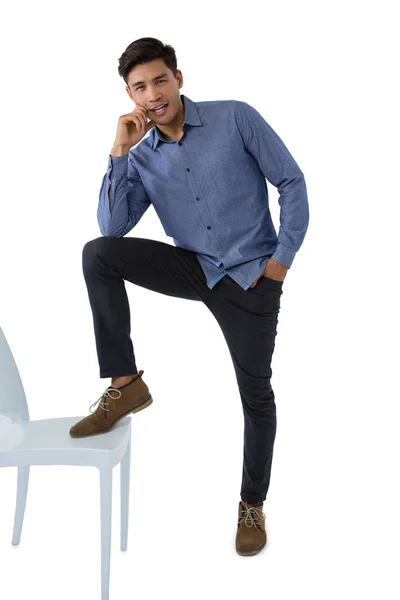 Ung affärsman kliva på stol — Stockfoto