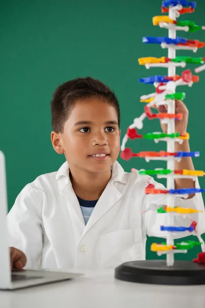 Écolier expérimentant modèle de molécule — Photo