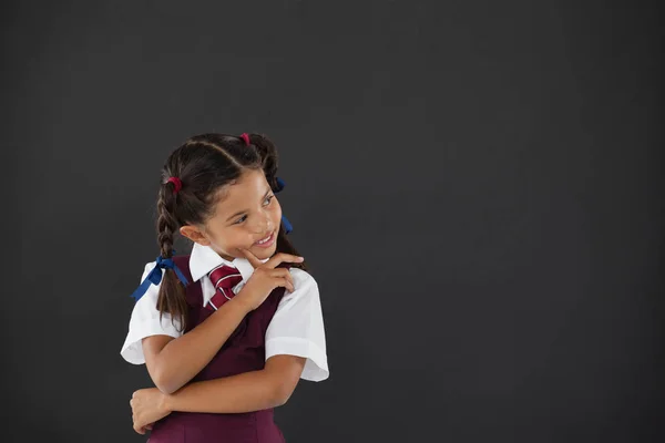 Schoolmeisje staande in klas — Stockfoto