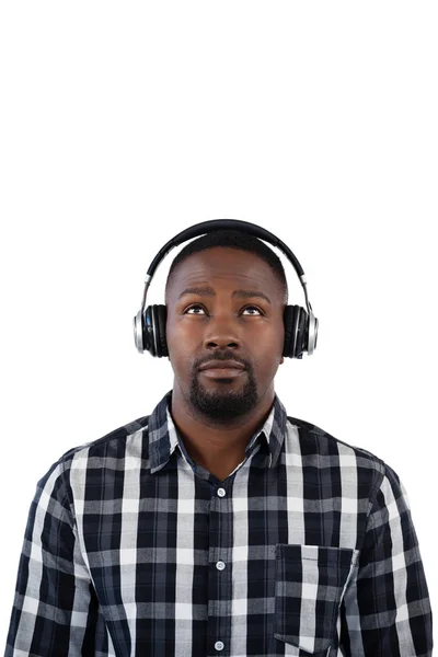 Man lyssnar på musik på hörlurar — Stockfoto