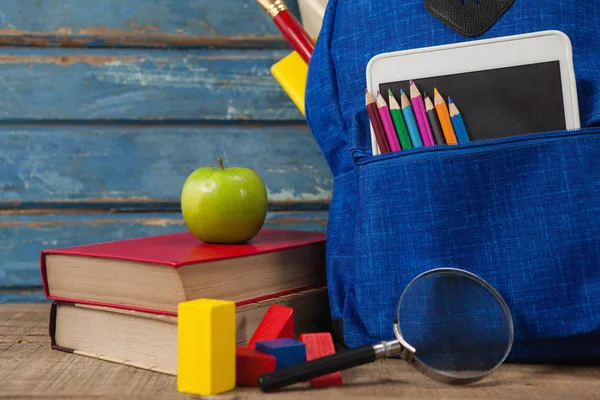 Borsa scuola con mela e lente d'ingrandimento — Foto Stock
