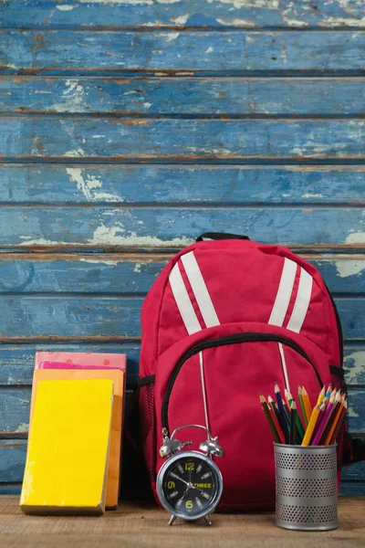 Talon na plecak z książkami i długopis — Zdjęcie stockowe