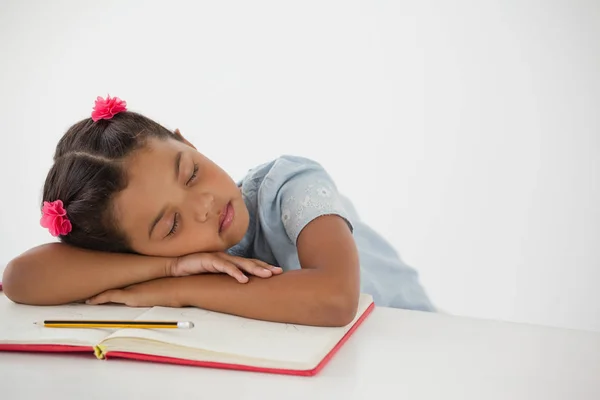 Jeune fille dormir sur le livre — Photo