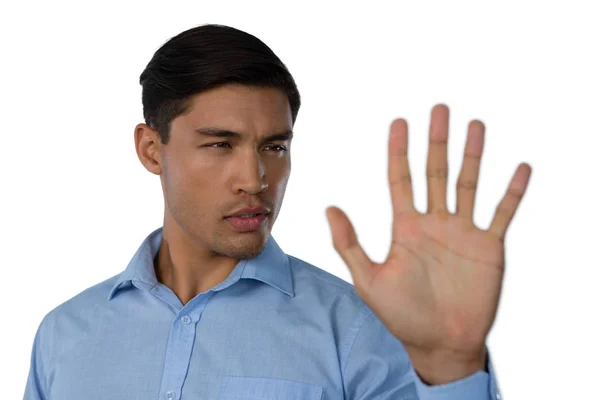 Hombre de negocios tocando la pantalla invisible —  Fotos de Stock