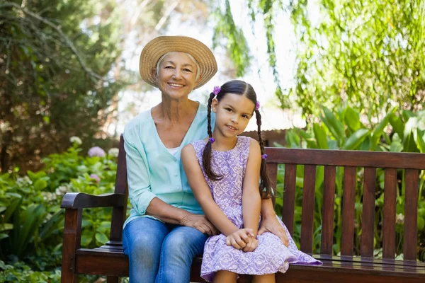 Donna anziana seduta con nipote — Foto Stock