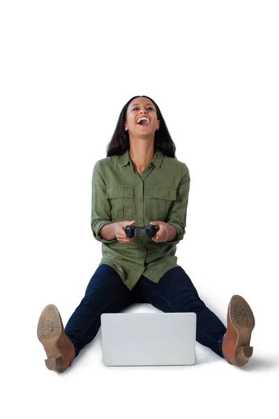 Mujer jugando videojuego en el ordenador portátil — Foto de Stock