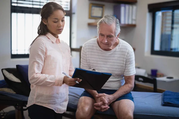 Terapeuten visar Urklipp till patient — Stockfoto