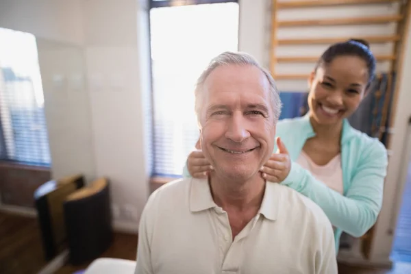 Uśmiechający się pacjenta i kobiece terapeuta — Zdjęcie stockowe