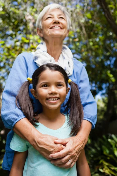 Grand-mère et petite-fille debout — Photo