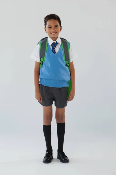 Stojąc z szkoła torba uczniak — Zdjęcie stockowe