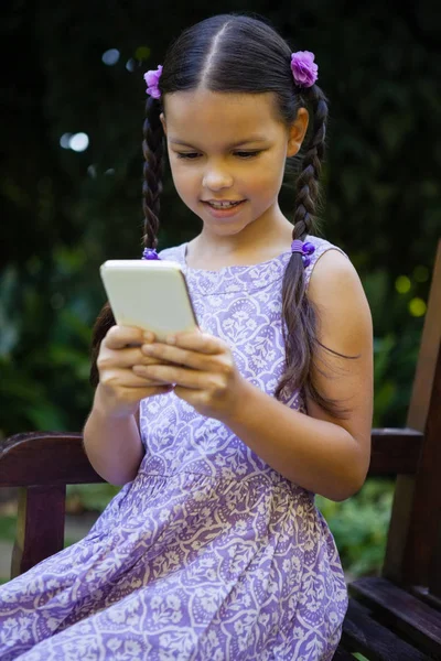 Girl using smartphone — Stock Photo, Image