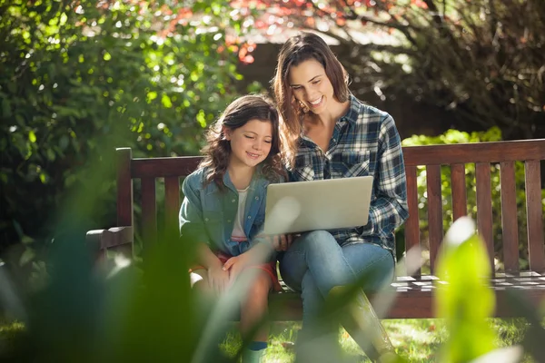 Mor och dotter som använder laptop — Stockfoto