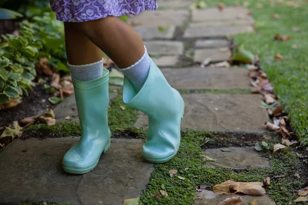 Niña con botas de goma verde —  Fotos de Stock