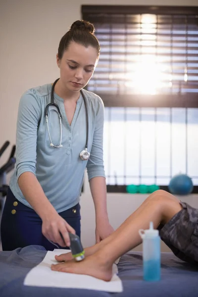 Therapeut scannt Füße von Junge — Stockfoto