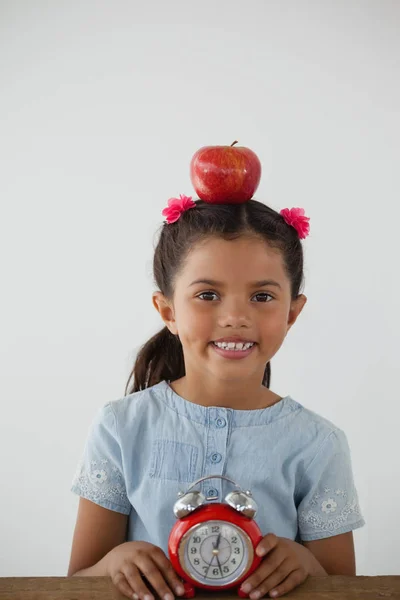 Skolflicka sitter med apple på huvud — Stockfoto