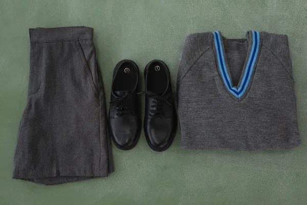 Schuluniform und Schuhe — Stockfoto