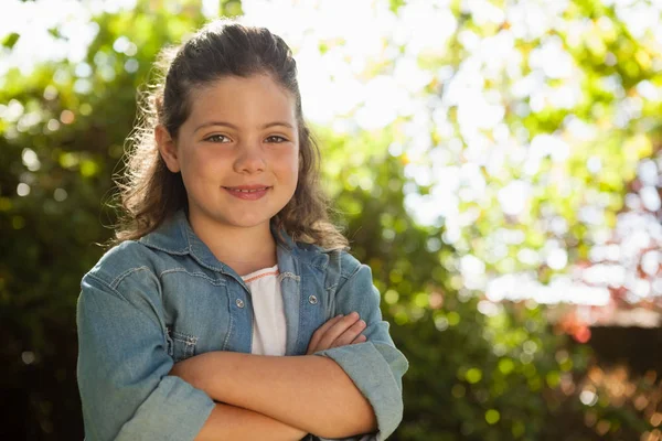 Meisje permanent met gekruiste armen — Stockfoto