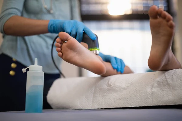 Мальчик получает ультразвуковое сканирование на ногах — стоковое фото