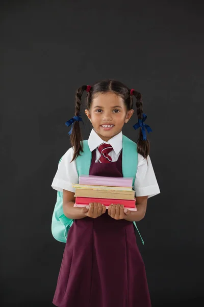 Colegiala sosteniendo libros —  Fotos de Stock