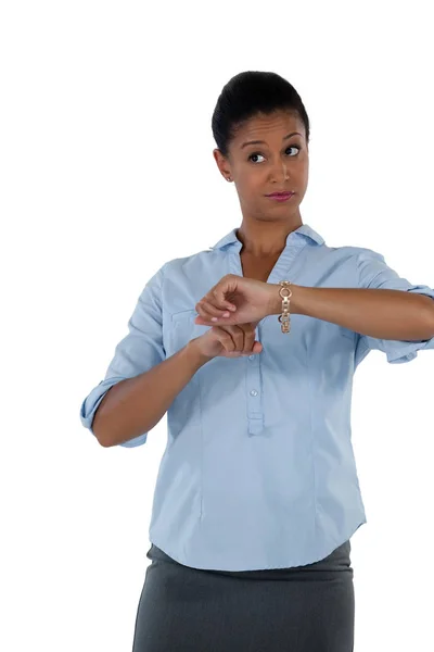 Mujer de negocios señalando el reloj de pulsera —  Fotos de Stock