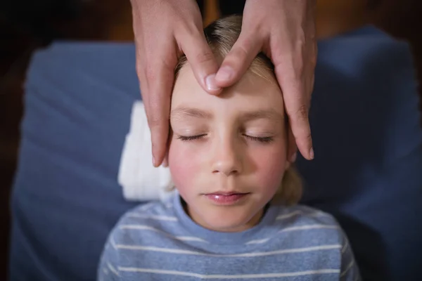 Chłopak odbiera masaż głowy — Zdjęcie stockowe