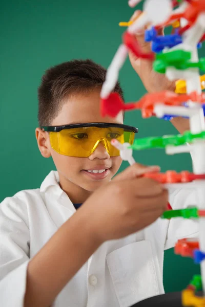 Okul çocuğu deneyimlerle molekül modeli — Stok fotoğraf