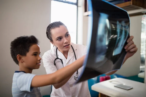 Therapist and boy pointing at x-ray — Stock Photo, Image