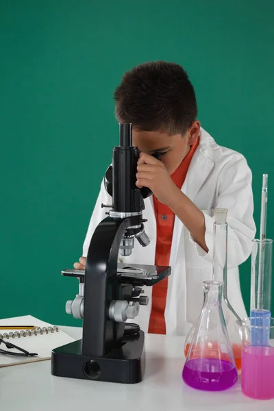Schoolboy usando microscópio — Fotografia de Stock