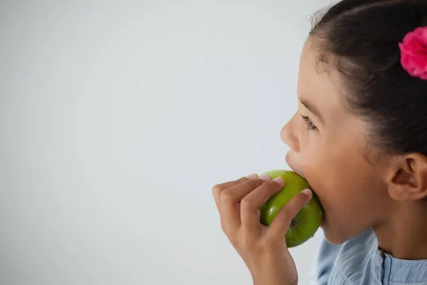 Schülerin isst Apfel — Stockfoto