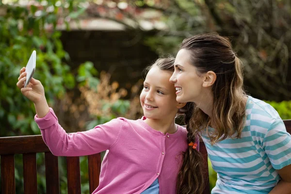 Córka biorąc selfie z matka — Zdjęcie stockowe