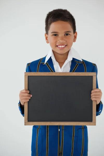 Skolpojke håller tom skrivande skiffer — Stockfoto