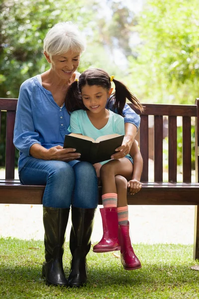 Oma en kleindochter lezing roman — Stockfoto
