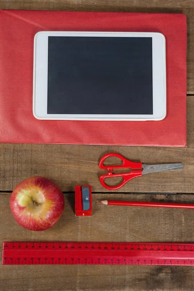 Apple s digitálním tabletu a školní potřeby — Stock fotografie