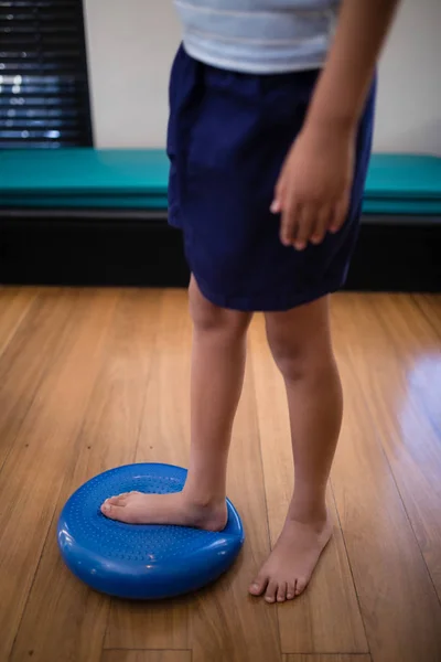 Menino de pé na bola de estresse — Fotografia de Stock