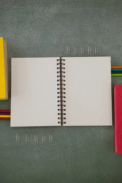 Otevřený notebook a tužky — Stock fotografie