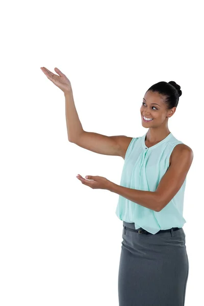 Улыбающаяся деловая женщина делает жесты руками — стоковое фото