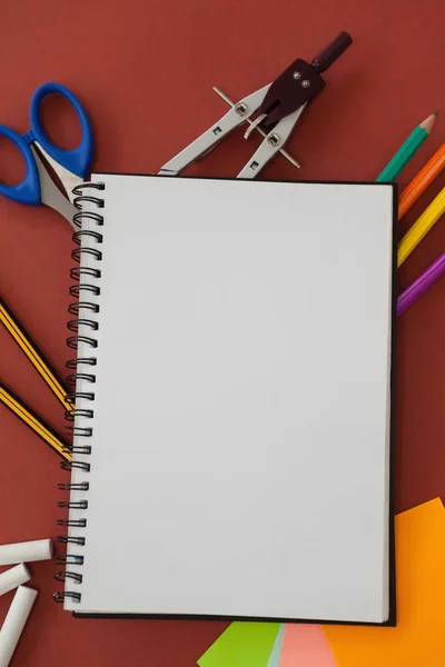 Anteckningsbok med olika skolmaterial — Stockfoto